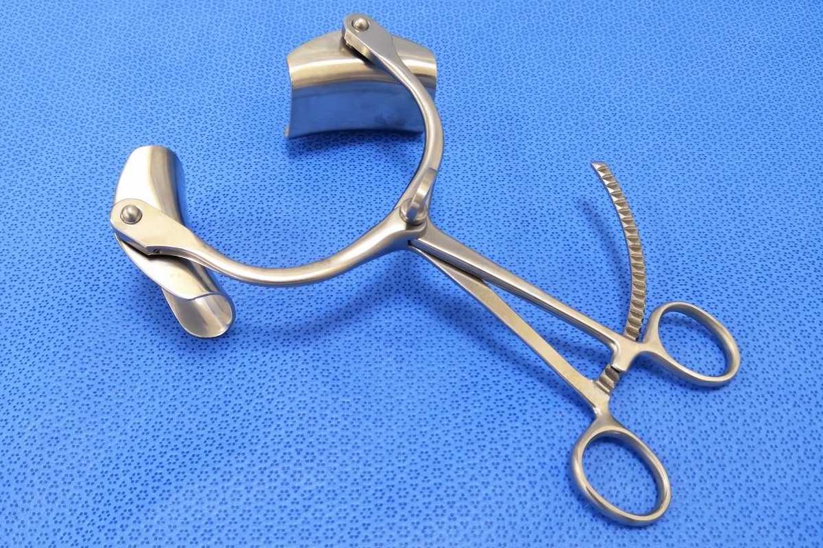 Metal vs. Plastic Surgical Retractors Pros and Cons Yasui Co., Ltd.