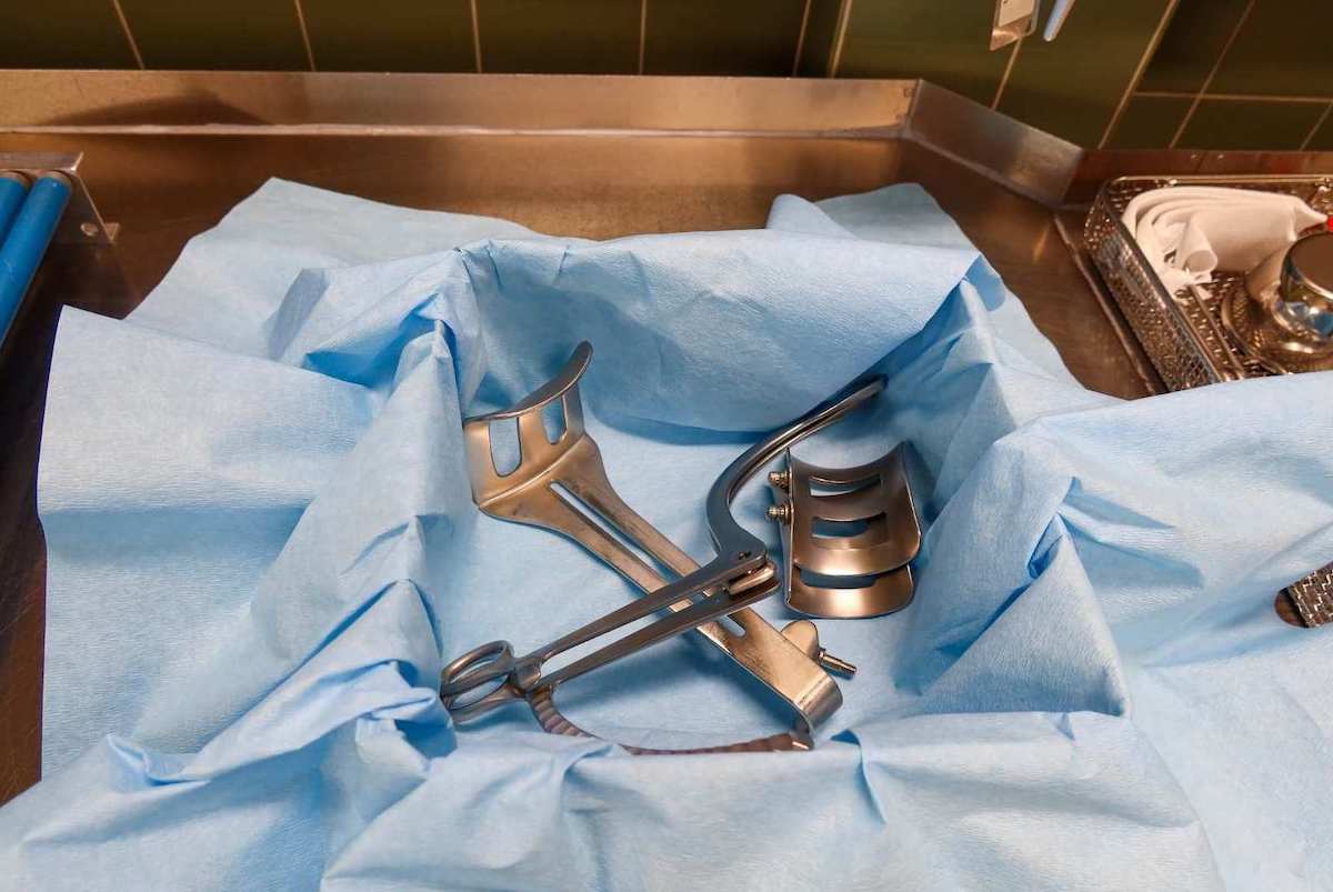 Ways to Reduce Fatigue from Using Surgical Retractors Yasui Co., Ltd.