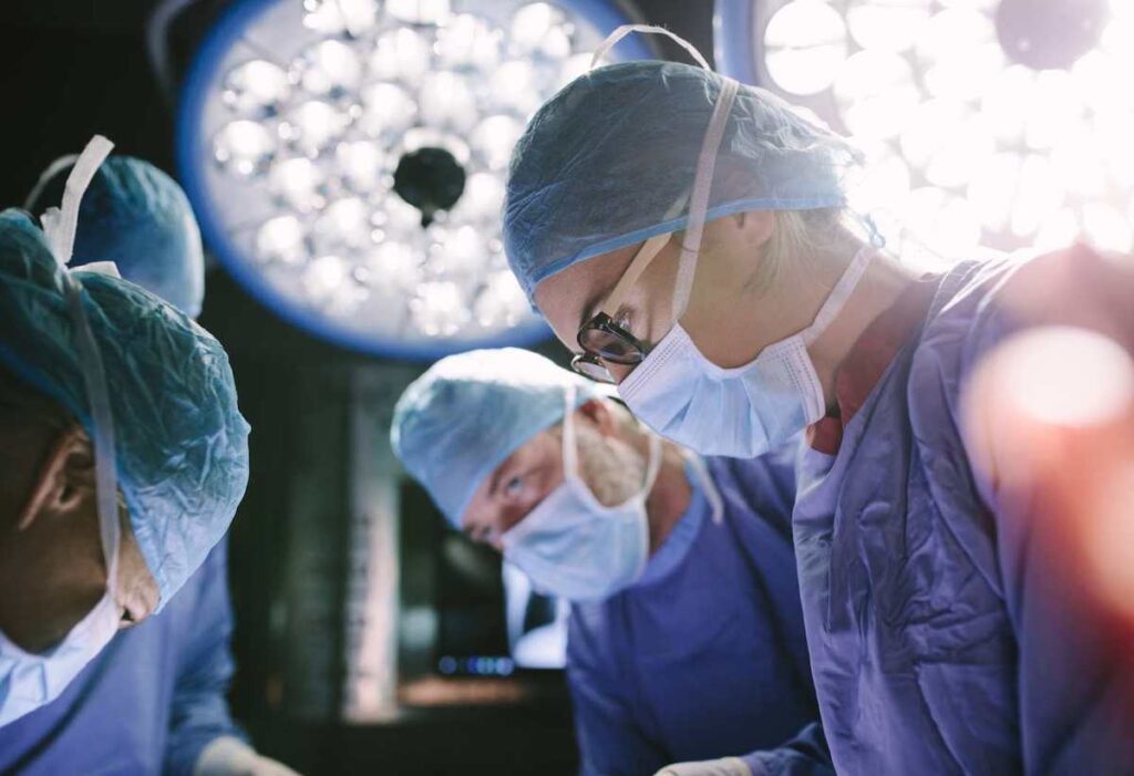 crowded operating room – retractors, lighting, LED, fiber-optic